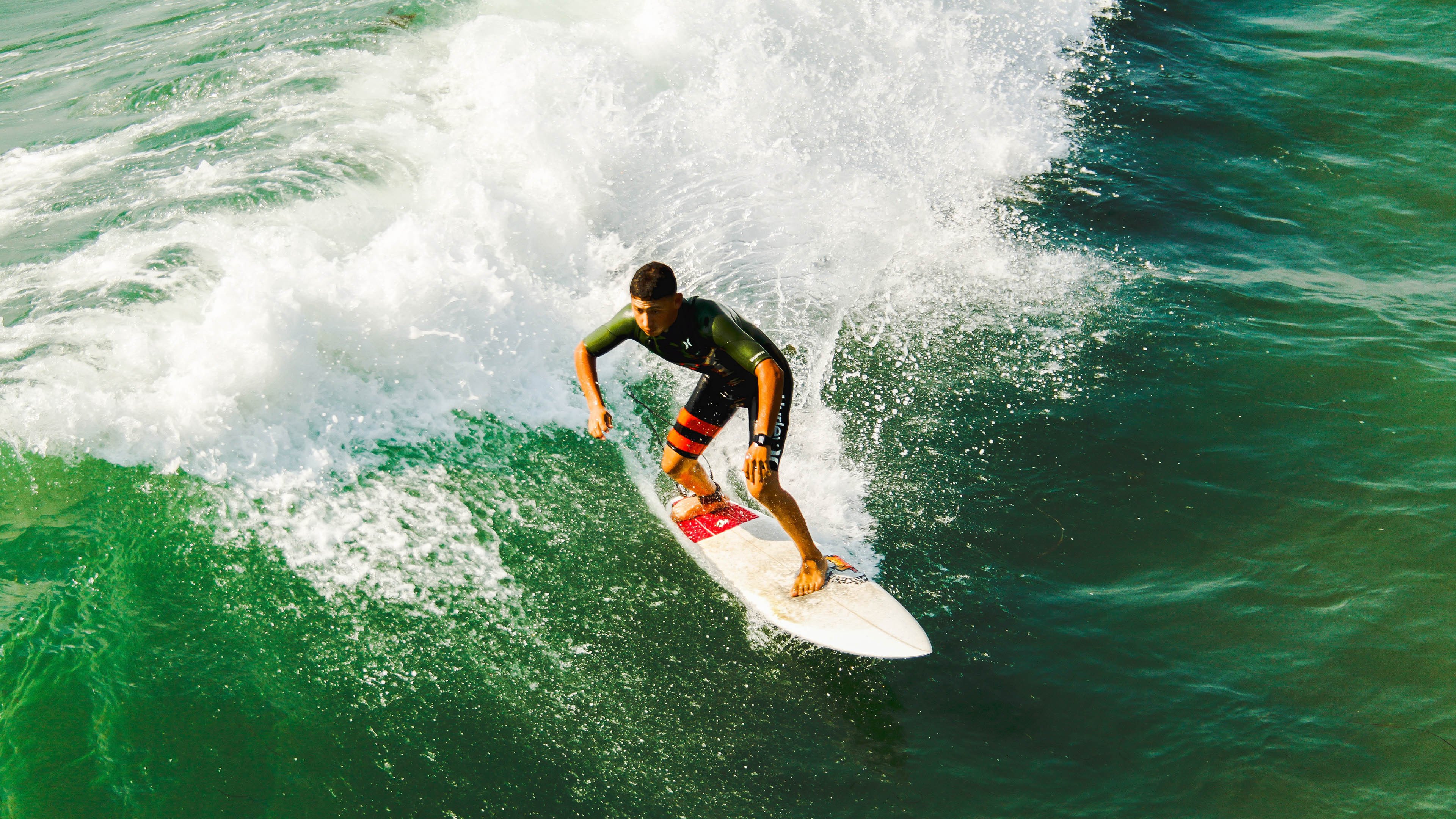 赛道与绿茵的跨界交响，当努涅斯在F1揭幕战接管比赛，智利已强势晋级威尔士